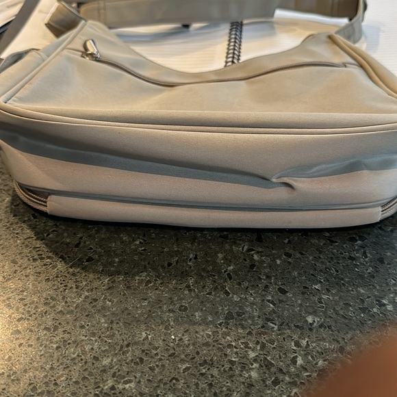 Travelon Cross Body Bag - Picture 6 of 11